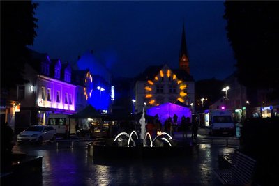 Auch zur Shoppingnacht in Aue wurden Lichteffekte an die Hausfassaden gemalt.