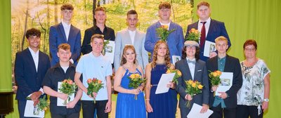 Absolventen der Oberschule Aue-Zelle, Klasse 10 a: Vorn von links Angelo-Elias Neubert, Ian Stanley Bernhardt, Oliver Pilz, Lilly Dittrich, Linda Seidel, Simon Nespor, Max Wötzel, Klassenleiterin Frau Richter. Hinten von links Silas Thost, Ian Schenker, Erik Oeser, Paul Schmidt, Lukas Speri. Es fehlen Mulham Altiziny, Lutessa Hönig, Calvin Noel Opp und The Anh Quan Pham.