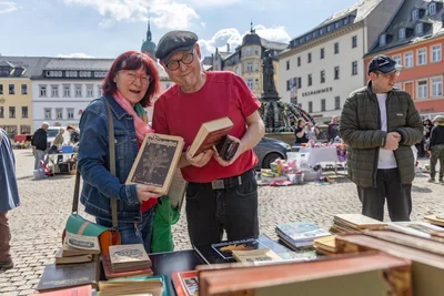 Eher zufällig entdeckte dieses Paar aus Leipzig den Trödelmarkt und wurde fündig.