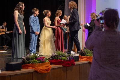 Glückwünsche überbringt Festredner Lenny Roth an Kira, Josh, Lilli Charlotte und Merle, Jugendweihlinge, die das Rodewischer Pestalozzi-Gymnasium besuchen.