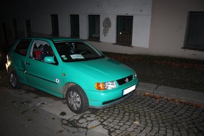 Bei einem in der Falkensteiner Straße geparkten VW Polo schlugen die Diebe am Montagabend zu.