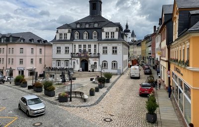Kein Verkehr mehr auf dem Schwarzenberger Markt? Womöglich Fußgängerzone? Die Geschäftsleute lehnen solche Überlegungen ab. 80 Prozent der Autos würden nur abkürzen, könnten Zählungen belegen. 
