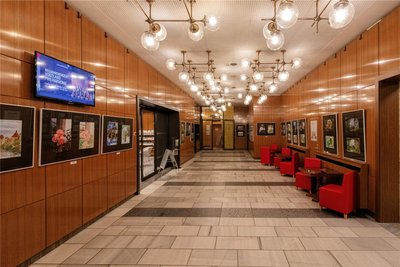 In der Kleinen Galerie im Theater Crimmitschau werden künstlerische Arbeiten analog und digital präsentiert.