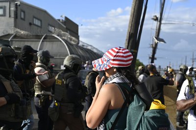 Menschen protestieren vor dem Abschiebezentrun in Newark im US-Bundestaat New Jersey.