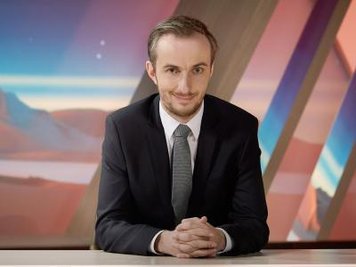 Jan Böhmermann sitzt in der Kulisse seiner Show «Neo Magazin Royale».