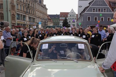 Los geht's! Nacheinander krabbeln die 20 Handballerinnen und Sportakrobatinnen ins Auto. 