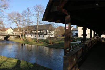 Blick über die Elster aufs alte Gut.