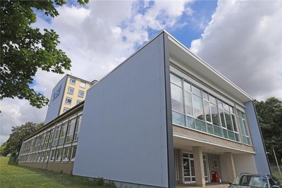 Die Architektur des Deutschen Brennstoff Instituts sieht Rainer Tippmann als Fortschritt in Freiberg.