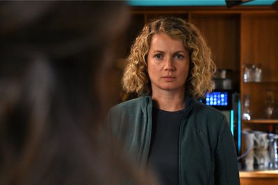 Cornelia Gröschel spielt im „Tatort“ aus Dresden Kommissarin Leonie Winkler, im neuen „Erzgebirgskrimi“ dagegen die Frau des Opfers, Maike Langer.