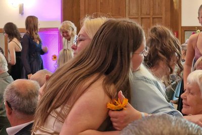 Bewegender Moment zwischen Mama und Tochter: Zum Song „Manche Dinge tut man für die Liebe“ gibt es vom Jugendweihling eine Blume für den Lieblingsmenschen.