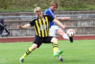 Den Gelenauer Treffer zum 3:0 steuerte Paul Schüppel (r.) bei, der auch von Neustädtels Marlon Böhm nicht gestoppt werden kann.