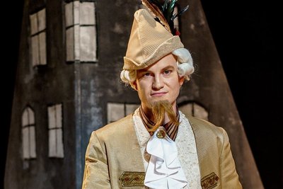 Malte Haas spielt die Hauptrolle: den König Drosselbart.