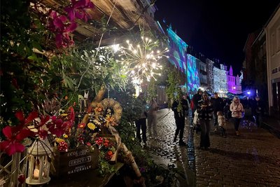 Sehenswerte herbstliche Dekorationen vor in den Geschäften ergänzten das stimmungsvolle Ambiente der Lichter nach in Schwarzenberg.
