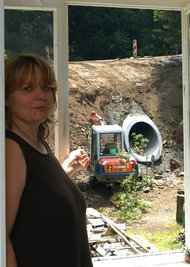 Beim Blick aus dem Wohnzimmerfenster ist für Walpurga Kahl die Bedrohung täglich spürbar: Wie ein Kanonenrohr ist der neue Durchlass auf das Haus ihres Lebensgefährten Karsten Haase gerichtet.