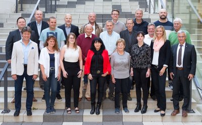 20 der 29 nominierten Ehrenamtler erschienen am Mittwoch im Landratsamt auf Einladung von Landrat Rolf Keil (vorn rechts) und vom Präsidenten des Kreissportbundes Steffen Fugmann (vorn links). 
