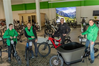 Von Lastenfahrrad bis Mountainbike, Hauptsache, elektrisch unterstützt - darauf konzentriert sich die E-Bike-Welt Vogtland im Gewerbepark Göltzschtal. Zum Team um die Geschäftsführer Chris Themel (2.von links) und Thomas Klopfer (rechts) gehören Benjamin Böttcher (links) und Werkstatt-Mitarbeiter Daniel Möckel (2. von rechts).