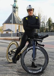 Axel Köhler ärgert sich über den schlechten Zustand der Straßen, wie hier auf der S 268 zwischen Neudorf und Crottendorf. 