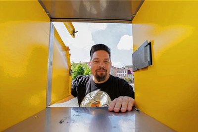 Markus Richter hat sich die Schäden genau angesehen. Zum Glück funktioniert die Paketstation trotz der Beschädigungen weiter.