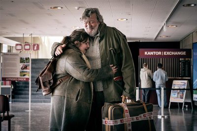 Stephen Fry als Edek Rothwax und Lena Dunham als Ruth Rothwax in dem Film „Treasure – Familie ist ein fremdes Land“.