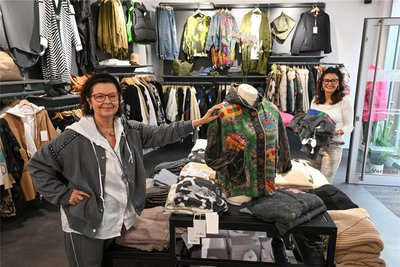 Jana Morgenstern (links) eröffnete gemeinsam mit Heike Bauer ihren neuen Laden „Blob Curvy“, der sich schräg gegenüber ihres ersten Geschäfts befindet. Aus ihrer Sicht braucht die Innenstadt viele Feste und zumindest an den Wochenenden kostenfreie Parkplätze.