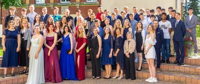 Absolventen der Oberschule Schneeberg - vorn von links Sarah Zech, Melissa Miczka, Jasmin Herrig, Lilly Loos, Emily Graupner, Miranda Lein, Pauline Schubert, Annalena Wortkötter, Lea Sophie Reinhold, 2. Reihe von links Jennifer Reißmann, Jenny Hofmann, Sophie Georgi, Sindy Weißflog, Lisa Wagner, Emy-Lucia Platzek, Kevin Rading, Emily Batzdorf, Nele Völkel, Jette Völkel, Frau Faizulina, Herr Ullmann, 3. Reihe von links Helen Helbig, Janin Schott, Selina Fuchs, Leonie Wacker, Laura Wotschadlo, Frau Lejcek, Maddox Lindner, Nick Schramm, Gabriel Denkert, Linus Eisenblätter, Lukas Bruder, Tim Stefanik, Robin Schindler, Brady Pena Valdez, Toni Ullmann, hintere Reihe von links Kevin Langnickel, Leon Köke, David Richter, Felix Pöhler, Justin Köke, Frau Kallweit, Linus Finkenbusch, Toni Köhn, Tim Möckel, Nick Thiemann, Toni Böhm, Ole Wendler, Daniel Stefanik, Vince Pohlmann, Leander Löscher, Felix Müller, Sinedine Reichenbach, Lukas Härtel, Elias Reiche, Janne Ungethüm, Leon Maurice Baumann, Es fehlt: Aya Alsaleh. 