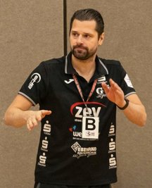 Norman Rentsch applaudiert seinem Team. Für ihn geht es mit dem BSV Sachsen Zwickau um den direkten Klassenerhalt. 