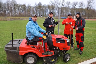 Michael Frenzel, Michael Groß, Marcel Eifert und Dominik Scheich (v. l.) gehören zum Stadion-Pflegeteam, es fehlt Heiko Marassius. Vor dem Pokalspiel sind sie im Dauereinsatz.