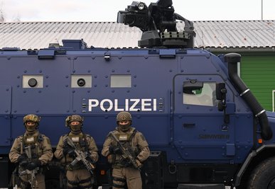 SEK-Beamte vor einem der beiden Panzerwagen "Survivor R" der sächsischen Polizei.