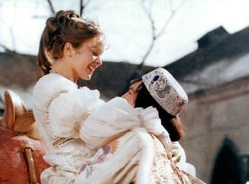 Endlich kann der Prinz (Pavel Travnicek) sein Aschenbrödel (Libuse Safrankova) in die Arme schließen - Szene des Märchenfilms «Drei Haselnüsse für Aschenbrödel» (undatierte Aufnahme). 