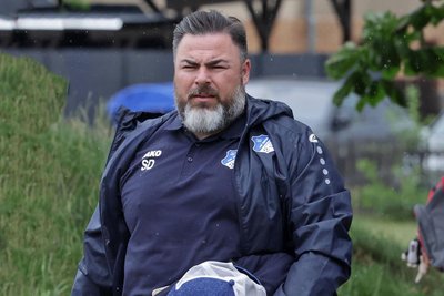 Steve Dieske hat eine große Bürde zu tragen. Denn er wird herhalten müssen, wenn es um die taktische Einordnung von EM-Spielen geht. Dieske ist der einzige Trainer in der Runde, der 43-Jährige coachte bis zum Sommer dieses Jahres Landesligist VfB Empor Glauchau, wechselt jetzt zu Oberligist Budissa Bautzen. Zuvor war der Frankenberger in vielen anderen höherklassig agierenden Mannschaften in der Region als Trainer tätig.