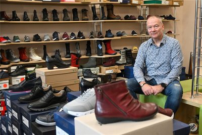 Sven Menzel führt seit 30 Jahren ein Schuhgeschäft, seit 20 Jahren ist er im Rosenhof zuhause. Er sagt, dass hochwertige Gastronomie Menschen ins Zentrum lockt.
