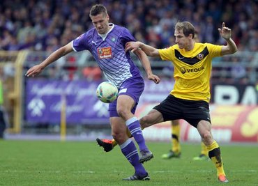 Aues Ronny König (l.) und Dresdens David Solga kämpfen um den Ball.