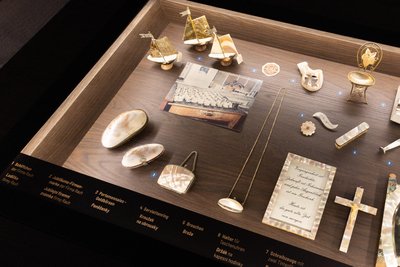 Schimmernder Perlmuttglanz war gefragt: Als Schmuck, zur Aufwertung von Gegenständen und für Souvenirs.