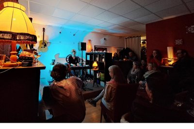 Klein und gemütlich: Bei den Konzerten im Kulturcafé fühlten sich Gäste fast wie im heimischen Wohnzimmer.