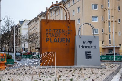 Mitten auf dem Kreisverkehr: Übergroße Einkaufstüten werben für Plauen als Einkaufsstadt.