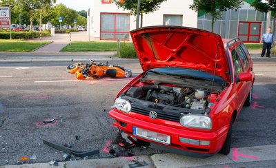 Schwere Verletzungen hat ein 43-jähriger Motorradfahrer am Freitag beim Zusammenstoß mit einem VW auf der Heinrich-Schütz-Straße in Höhe der Planitzwiese erlitten