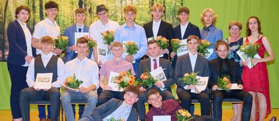 Absolventen der Oberschule Aue-Zelle, Klasse 10 b: Vorn von links Jonas Fischer, Tony Schenker. Sitzend von links Toni Leuschner, Felix Schnedelbach, Sebastian Azig, Jason Christian Aust, Nico Jerzewski, Colin Geide. Hinten von links Wencke Stief, Maurice Kriegel, Timo Kellermann, Lennard Schmidt, Arvid Probst, Bruno Balsing, Joey Lee Hanl, Alexander Dittrich, Klassenleiterin Frau Baumann, Ashley-Sophie Endesfelder. Es fehlt Mobin Hamada. 