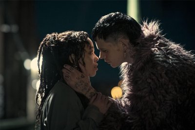 Szene aus "The Crow" mit FKA Twigs und Bill Skarsgård in den Hauptrollen.