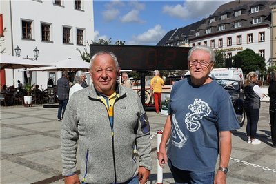 Dietmar Hallbauer (l.) und Wolfgang Kolbe vom SV Vorwärts hatten extra ihre Zeitmessanlage mitgebracht.