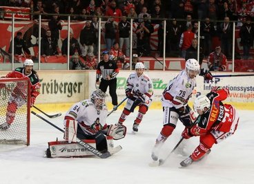 Scott Feser (rechts) brachte die Eispiraten mit seinen Treffern zum 2:3 und 3:3 am Sonntagabend gegen die Wölfe Freiburg wieder ins Spiel zurück. Am Ende gewann Crimmitschau nach Penaltyschießen. 