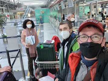 Noch ein Selfie am Dresdner Flughafen: "Freie Presse"-Fotograf Eckard Mildner (r.) begleitet die Freiberger Forscher nach Brasilien.