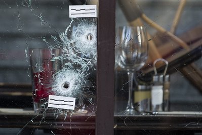 Einschusslöcher in einer Scheibe des Cafés "Bonne Biere". Im 10. und 11. Arrondissement von Paris sind Freitagabends vor allem junge Leute unterwegs.