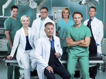 Das Team der TV-Serie "In aller Freundschaft": Dr. Philipp Brentano (Thomas Koch), Hans-Peter Brenner (Michael Trischan), Dr. Lea Peters (Anja Nejarri), Dr. Rolf Kaminski (Udo Schenk) vorn, v. li.: Dr. Kathrin Globisch (Andrea Kathrin Loewig), Dr. Roland Heilmann (Thomas Rühmann), Dr. Martin Stein (Bernhard Bettermann) in einem nachgebauten Operationssaal.
