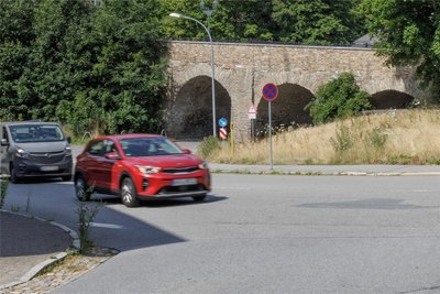In diesem Jahr wird der Ausbau der Bahnhofstraße geplant, 2024 folgt die Umsetzung – samt Radweg ab Bahnhof. Dabei soll auch die Kurve beim OPEW-Werk entschärft werden.