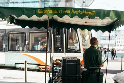 "Eine schöne schwarze Bitte": Mittagszeit am Rosterfahrrad. 