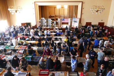 Der Saal in Großolbersdorf war prall mit Sammlern gefüllt.