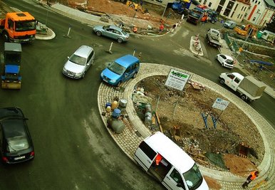 
              <p class="artikelinhalt">Ein Blick von oben auf die Baustelle des neuen Kreisverkehrs auf der B 283 in Klingenthal. Der Bereich sieht jetzt völlig anders aus. Rechts oben ist die neue Anbindung der Talstraße zu sehen. </p>
            