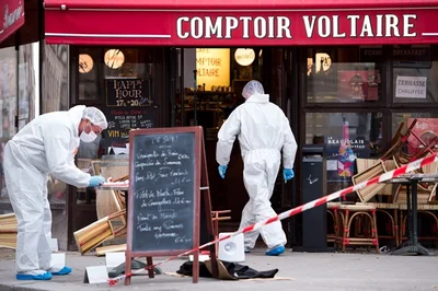 Eine Sprengladung explodierte etwa 15 Minuten nach dem ersten Bar-Überfall im Restaurant Le Comptoire Voltaire. Ein Gast wurde dabei schwer verletzt.