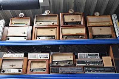 Technik aus dem Alltag: Radiogeräte werden gezeigt.