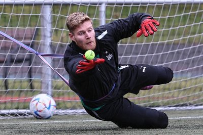 Training mit Tennisbällen und Gummiband gehört zum Übungsprogramm dazu: Der Schwabe Benjamin Leneis hat sich beim FSV Zwickau zur Nummer 1 im Tor gemausert.